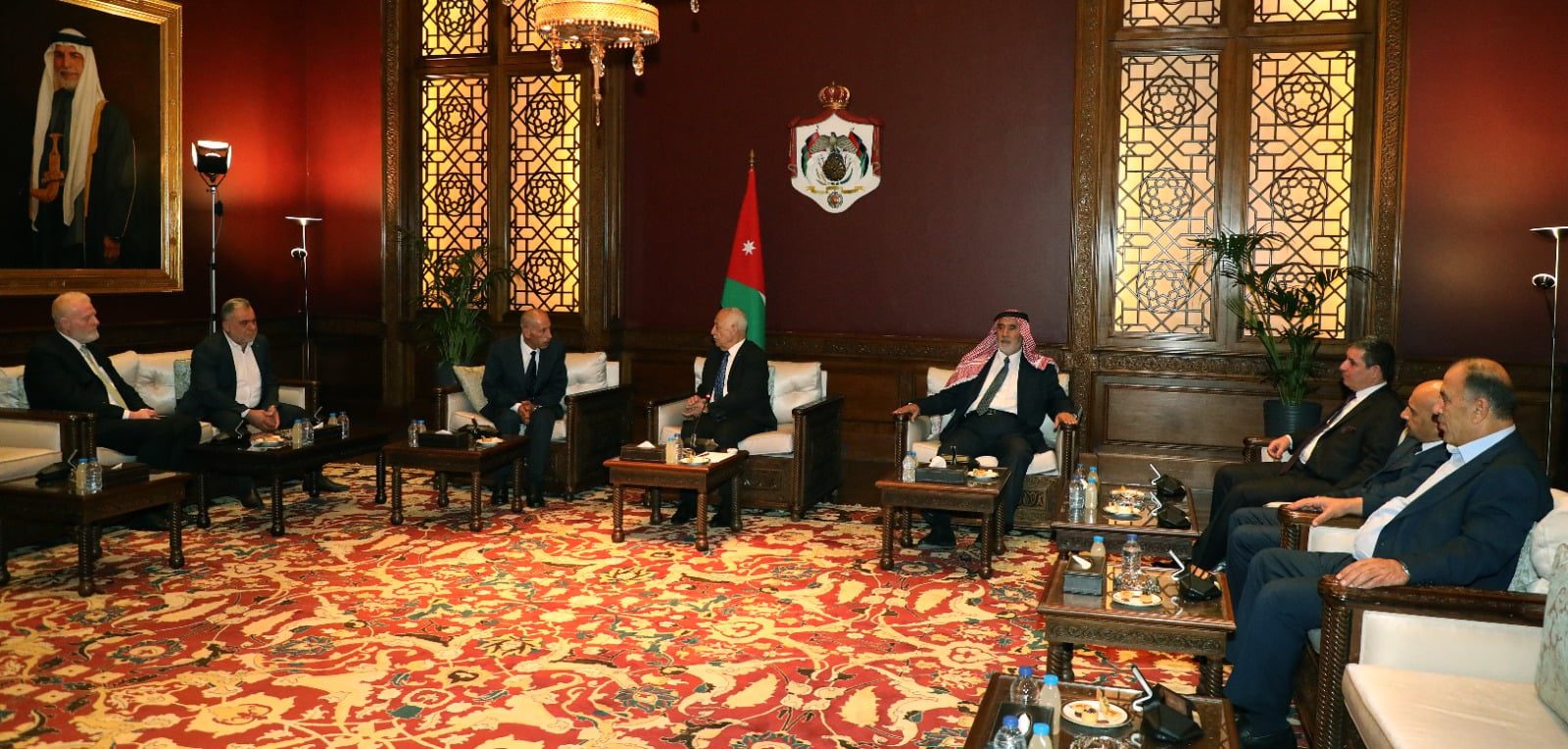 صورة حول : العيسوي يلتقي عددا من الوفود بالديوان الملكي الهاشمي العيسوي يلتقي عددا من الوفود بالديوان الملكي الهاشمي