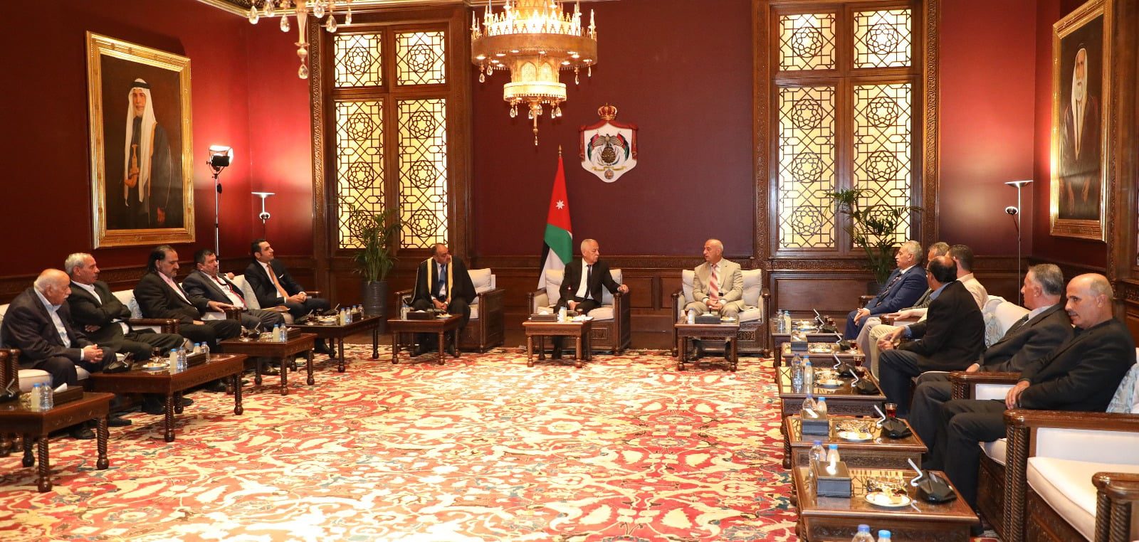 صورة حول : العيسوي يلتقي عددا من الوفود بالديوان الملكي الهاشمي العيسوي يلتقي عددا من الوفود بالديوان الملكي الهاشمي