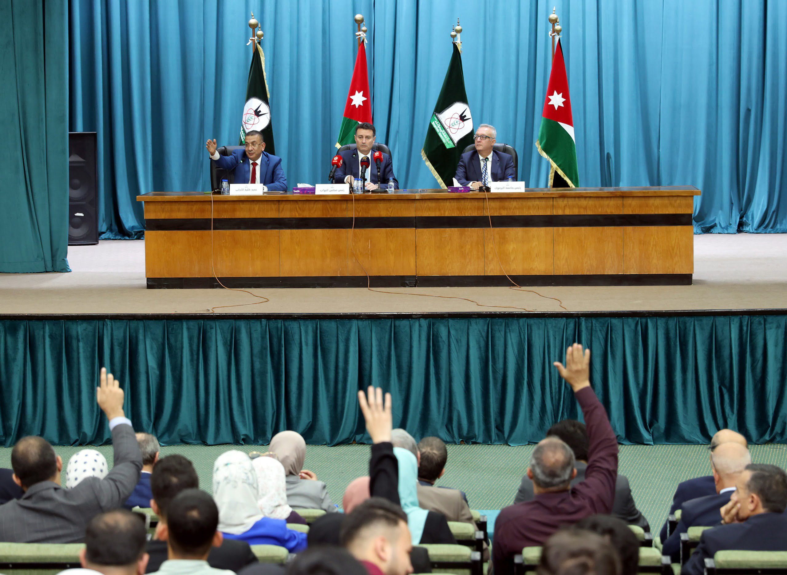 صورة حول : الصفدي: الملك يتحدث بصوت الحق والثبات في الدفاع عن الأشقاء الفلسطينيين ووقف العدوان على غزة.. مصور الصفدي: الملك يتحدث بصوت الحق والثبات في الدفاع عن الأشقاء الفلسطينيين ووقف العدوان على غزة.. مصور