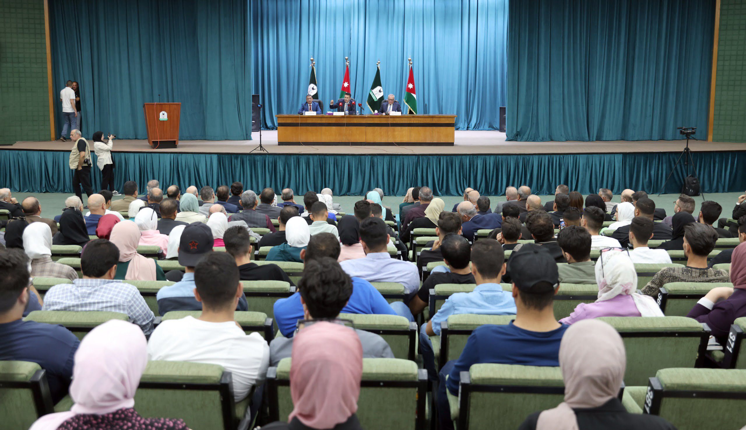 صورة حول : الصفدي: الملك يتحدث بصوت الحق والثبات في الدفاع عن الأشقاء الفلسطينيين ووقف العدوان على غزة.. مصور الصفدي: الملك يتحدث بصوت الحق والثبات في الدفاع عن الأشقاء الفلسطينيين ووقف العدوان على غزة.. مصور