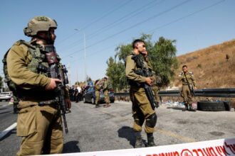 عقب اتهام طفل بقتل جندي إسرائيلي الاحتلال يغلق مدخل مخيم شعفاط بالكامل ويمنع الحركة فيه