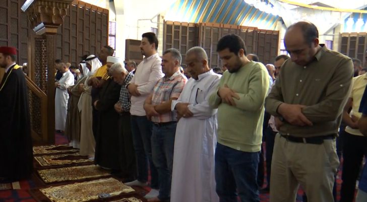 الأردنيون يؤدون صلاة الغائب على شهداء فلسطين