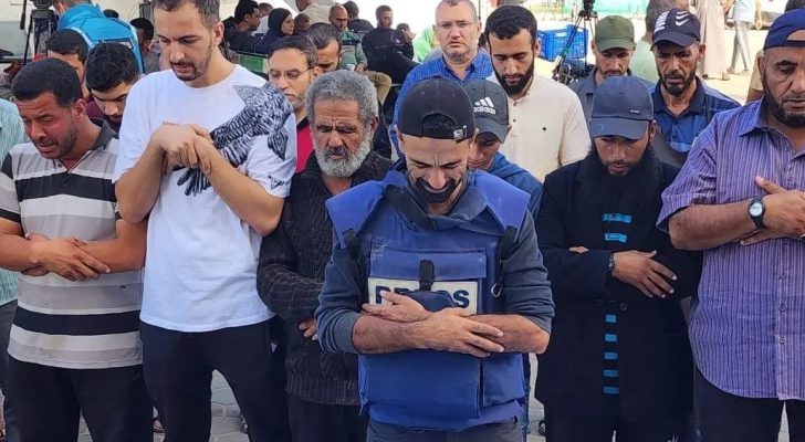 الصحفي محمد العالول يفجع باستشهاد ٤ أبناءه جراء استهداف في مخيم المغازي - فيديو