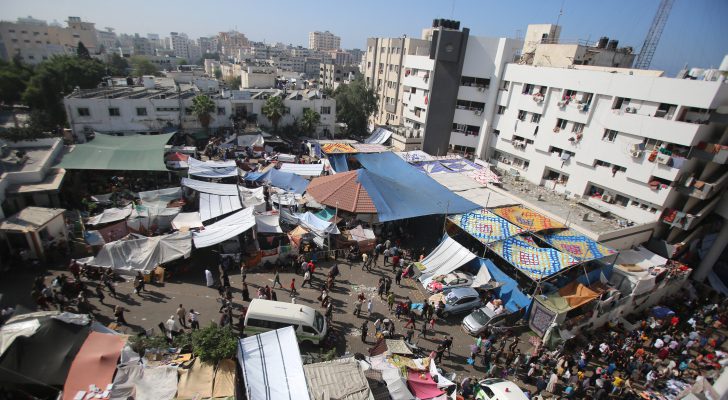 الحرب البربرية على غزة في اليوم الـ34 .. استهداف محيط مجمع الشفاء الطبي ومستشفى النصر
