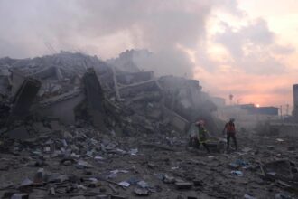 75 يوما والعدوان مستمر.. معارك عنيفة وقصف مكثف بالتزامن مع جهود للتهدئة