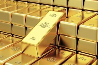 الذهب يهبط مع صعود الدولار وسط ترقب لأسعار الفائدة وبيانات أميركية