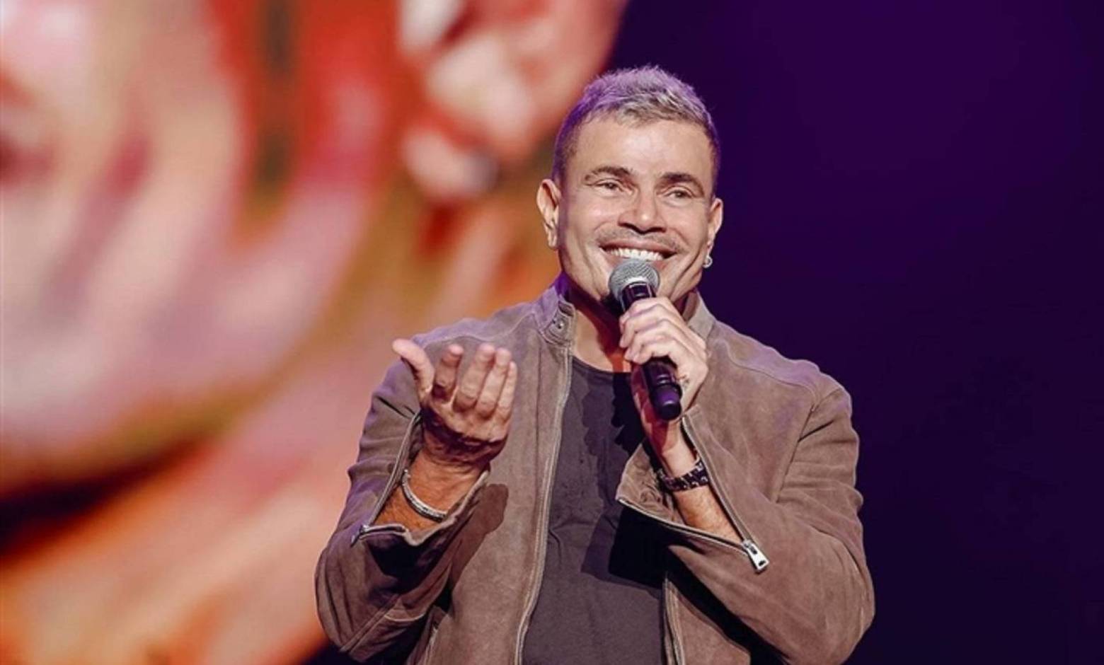 عمرو دياب يتصدر عربياً.. بعد ساعات من طرح ألبومه الجديد