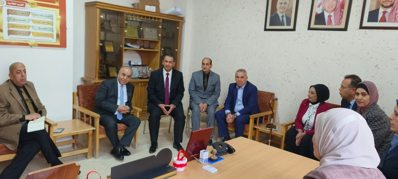 صورة حول : وزير التربية والتعليم في زيارة تفقدية لمدارس لواء بصيرا وزير التربية والتعليم في زيارة تفقدية لمدارس لواء بصيرا