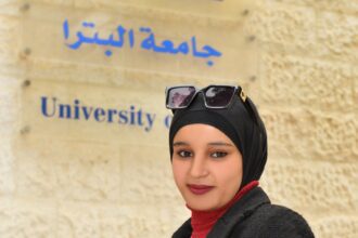 رئيس جامعة البترا يكرم الطالبة سمية أبو غانم لفوزها بمسابقة مكتبة جامعة البترا للطلبة الأكثر استعارة للكتب