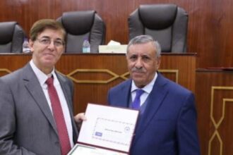 مجمع اللغة العربية يكرم السلمان من جامعة البترا بجائزة أفضل كتاب مؤلف