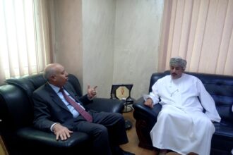 رئيس جامعة مؤتة يلتقي السفير العماني