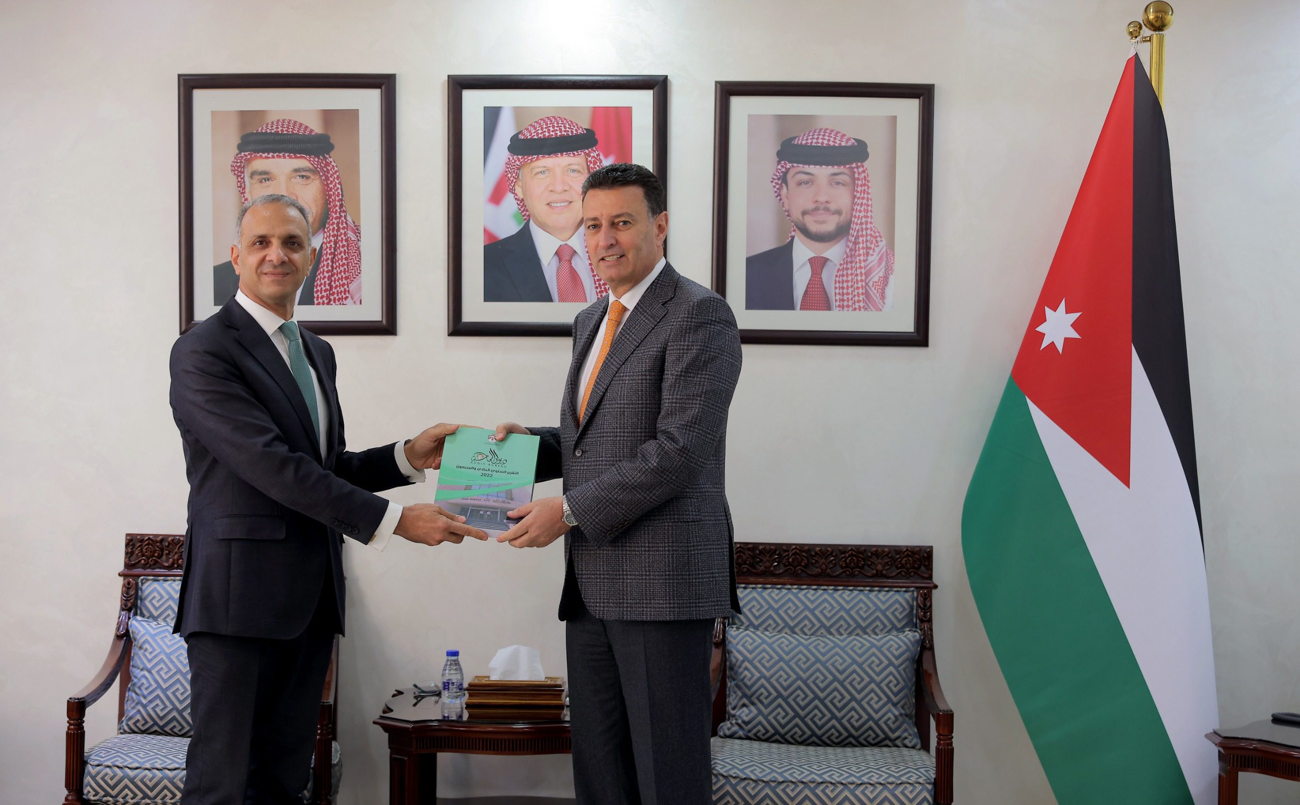 خلال تسلمه  تقرير ديوان المحاسبة 2022  " الصفدي يؤكد التزام المجلس باتخاذ الإجراءات اللازمة للمخالفات الواردة"