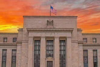 الفيدرالي الأمريكي يثبت الفائدة في نطاق 5.25% - 5.50%