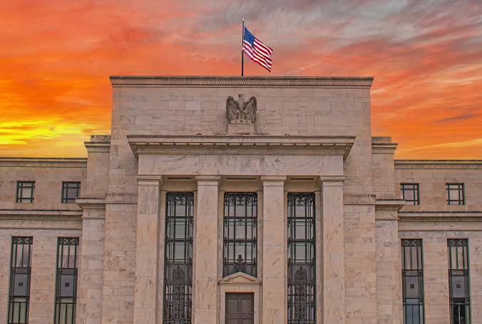 الفيدرالي الأمريكي يثبت الفائدة في نطاق 5.25% - 5.50%