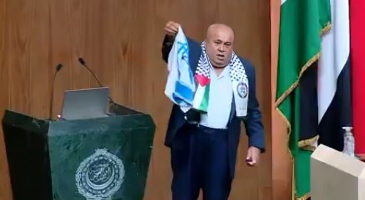 النائب خليل عطية يحرق علم كيان الاحتلال في قاعة جامعة الدول العربية