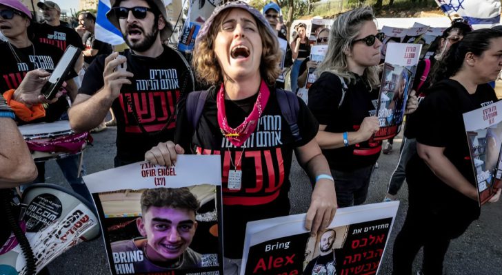 شاهد .. عائلات محتجزين في غزة يطالبون نتنياهو بالتفاوض مع حماس