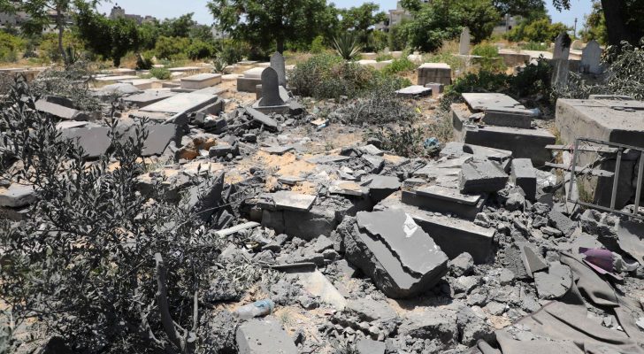 الجيش الاسرائيلي يجرف مقبرة في غزة