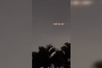 شاهد ..اشتعال طائرة بالجو في أمريكا