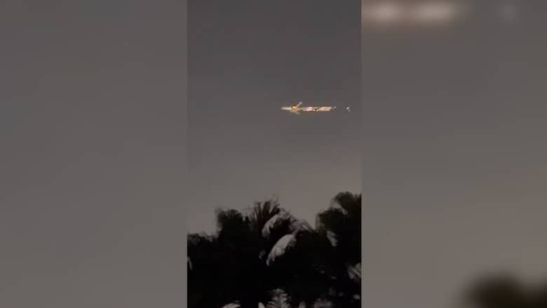 شاهد ..اشتعال طائرة بالجو في أمريكا