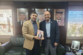 أبو السعود  يتسلّم من الزميل "الحجايا" نسخة من كتاب .. الأمير الحسين .. مستقبل شعب وأمل أمة