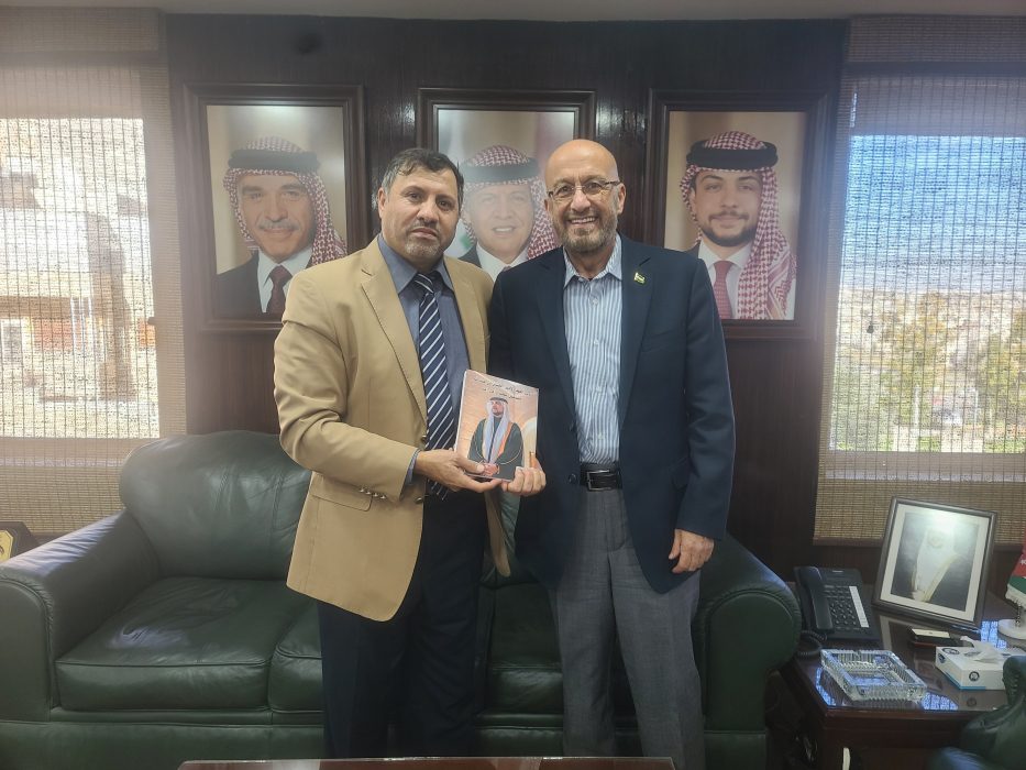 أبو السعود  يتسلّم من الزميل "الحجايا" نسخة من كتاب .. الأمير الحسين .. مستقبل شعب وأمل أمة