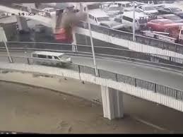 شاهد.. حادث سير مروع على أحد الكباري بمصر سيارات تسقط من فوق جسر