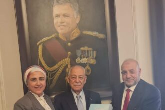 الرفوع يهدي الملك والملكة وولي العهد مذكراته اوراق متناثرة
