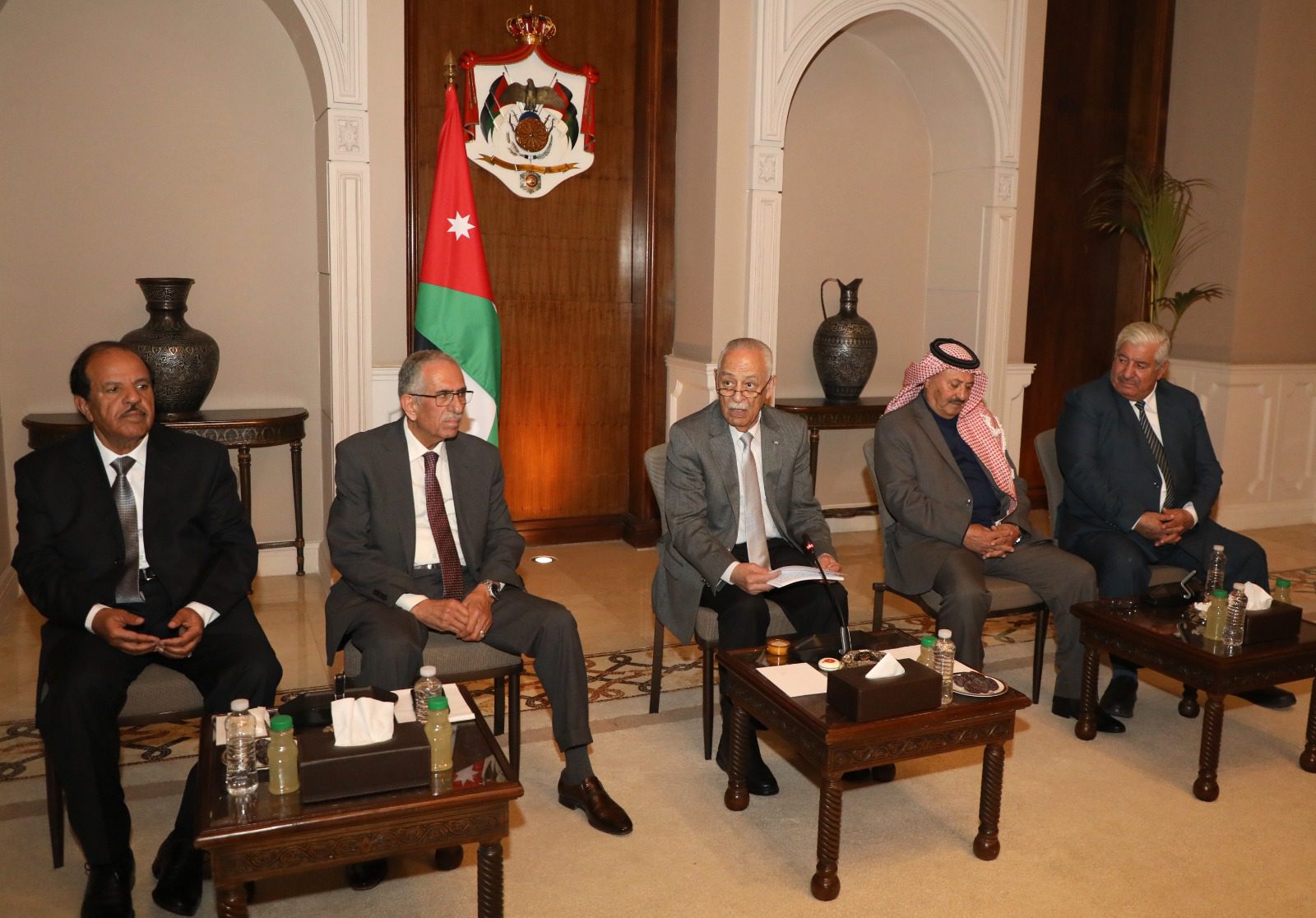<em>رئيس الديوان الملكي الهاشمي يلتقي اللجنة الوطنية للعسكريين السابقين</em>