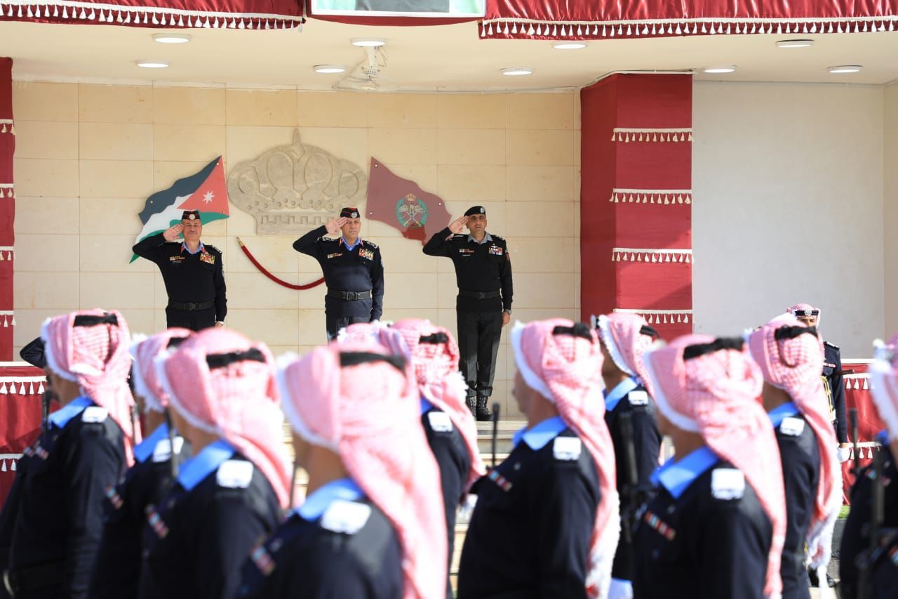 صورة حول : اللواء المعايطة يرعى تخريج كوكبة من مستجدّي الأمن العام اللواء المعايطة يرعى تخريج كوكبة من مستجدّي الأمن العام