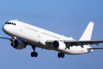 البراءة لمراهق بريطاني هدد بتفجير طائرة