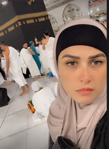 ياسمين عبد العزيز تؤدي مناسك العمرة