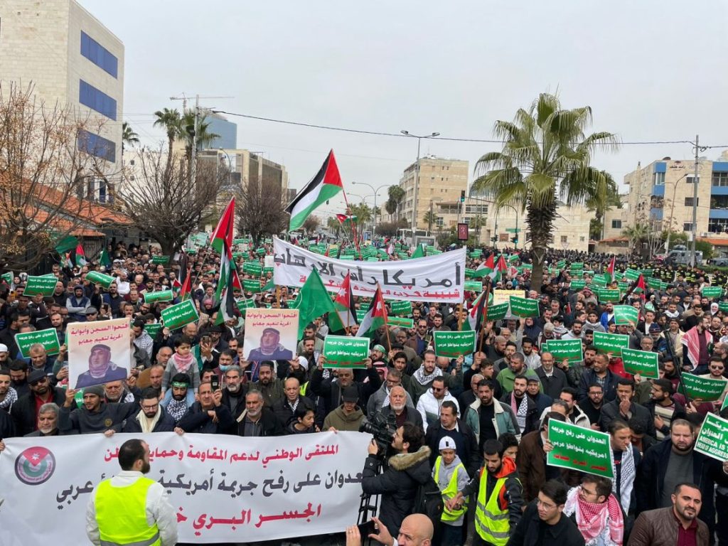 أردنيون يحتشدون قرب سفارة أمريكا تنديدا بموقفها من غزة ورفضا للجسر البري