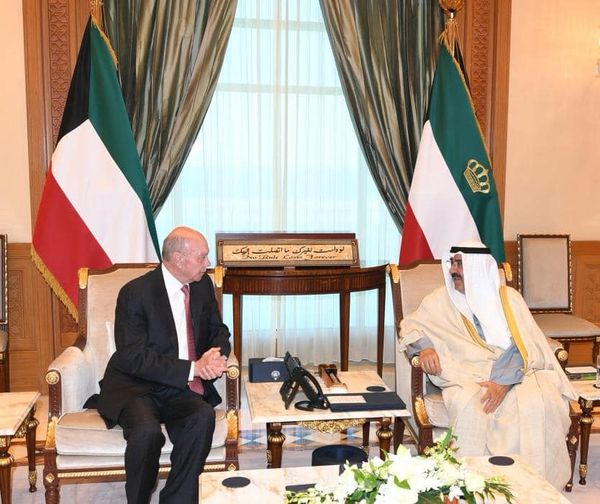 الفايز ينقل رسالة من الملك الى أمير الكويت ويلتقي رئيس وزرائها