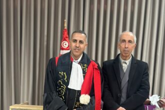 الزميل حاكم الخضير يهنئ الدكتور محمد فروان الخضير لحصوله على الدكتوراه