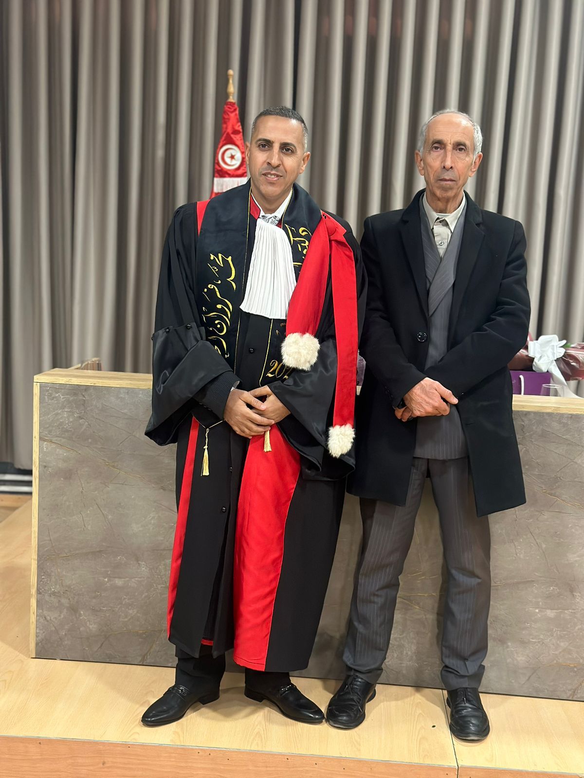 الزميل حاكم الخضير يهنئ الدكتور محمد فروان الخضير لحصوله على الدكتوراه