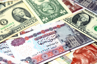 الجنيه المصري يخسر ثلث قيمته مقابل الدولار