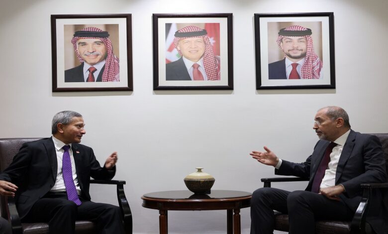 الصفدي يلتقي نظيره السنغافوري ويبحثان تعزيز العلاقات وجهود وقف العدوان