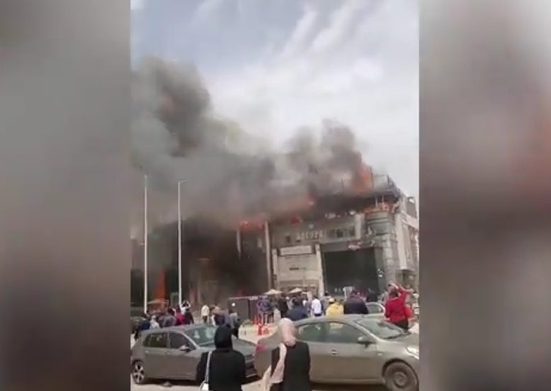 شاهد احتراق مول في القاهرة