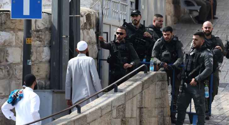 الاحتلال يمنع الالاف من أهالي الضفة دخول القدس لأداء صلاة الجمعة