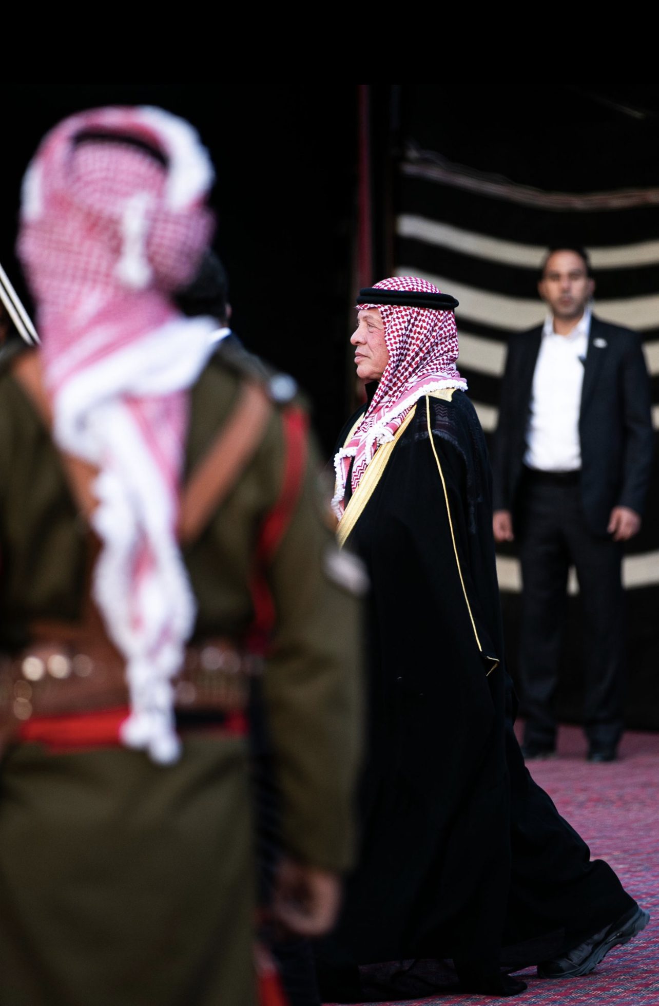 لَحظة وصول جلالة الملك عبدالله الثاني إلى منطقة وادي رم للقاء وجهاء ومُمثلين عَن أهالي الباديّة الجنوبيّة.