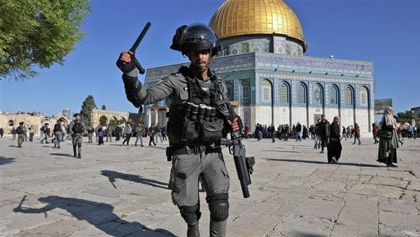 الخارجية الفلسطينية: منع المواطنين من الصلاة بالأقصى جريمة