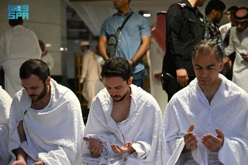 ولي العهد ينشر مقطع فيديو خلال أدائه مناسك العمرة