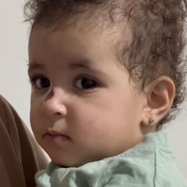 سقوط طفلة من الطابق الـ4 بالسعودية (فيديو)