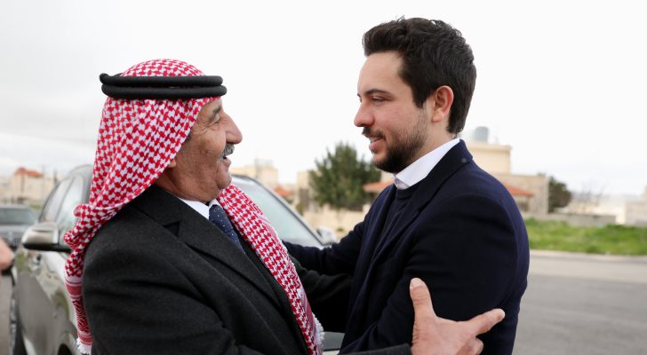 بالصور .. ولي العهد يزور أسرة الشهيد الرائد راشد الزيود
