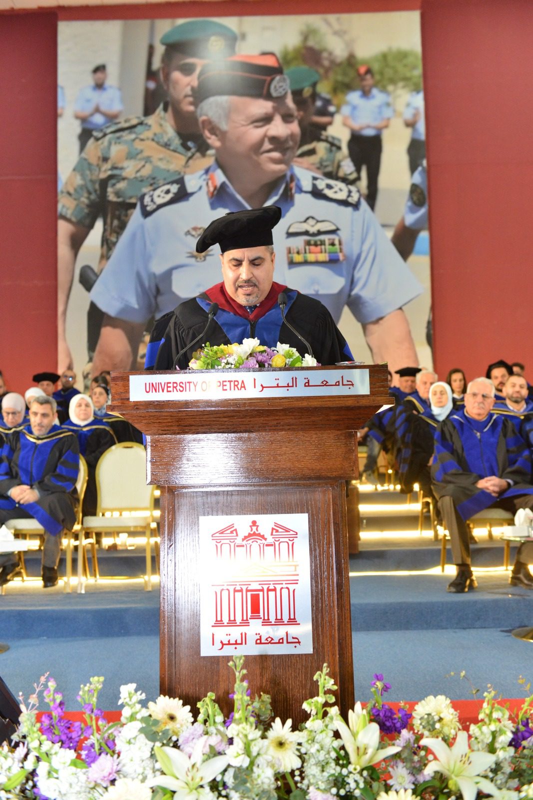 صورة حول : عبد الرحيم يرعى تخريج الفوج الثلاثين من طلبة جامعة البترا عبد الرحيم يرعى تخريج الفوج الثلاثين من طلبة جامعة البترا