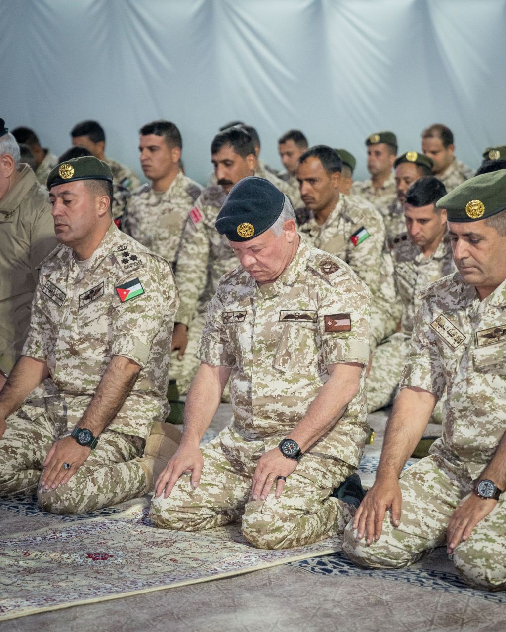 صورة حول : الملك يشارك مرتبات لواء الأمير زيد بن الحسين الآلي/93 مأدبة الإفطار الملك يشارك مرتبات لواء الأمير زيد بن الحسين الآلي/93 مأدبة الإفطار