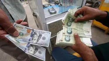 الريال الإيراني ينخفض الى مستوى قياسي امام الدولار