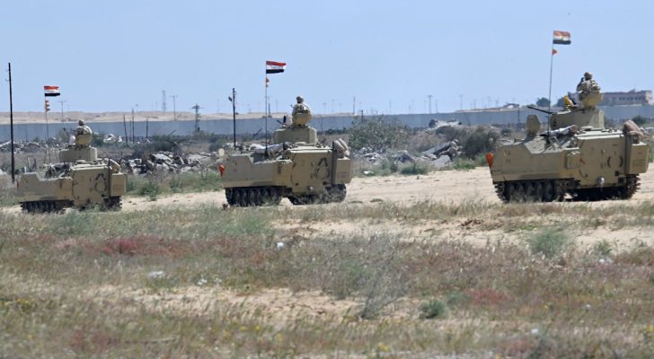 الجيش المصري يعزز تواجد مدرعاته على حدود غزة