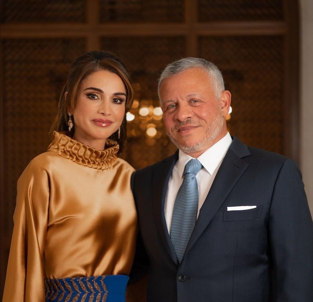 الملك يقلد الملكة وسام النهضة المرصع تقديرا لعطائها المتميز
