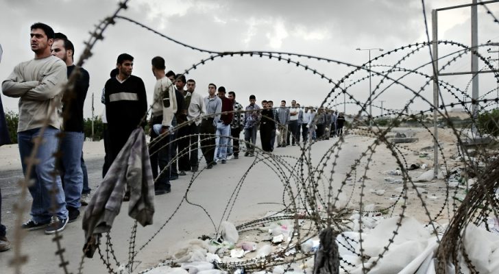 شرطة الاحتلال تعتقل ٦٥ عاملا فلسطينيا في يافا
